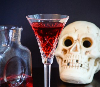 Dracula’s Kiss: The Perfect Drink for Your ‘Thirsty’ Friends